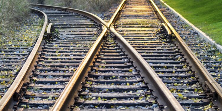 Rada Powiatu Zgorzeleckiego broni rewitalizacji linii kolejowej Zgorzelec–Bogatynia: stanowcza uchwała w sprawie projektu Kolej+