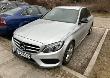 Skradziony w Niemczech Mercedes odnaleziony w Zgorzelcu. Zatrzymano dwóch mężczyzn