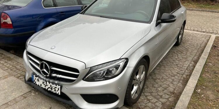 Skradziony w Niemczech Mercedes odnaleziony w Zgorzelcu. Zatrzymano dwóch mężczyzn