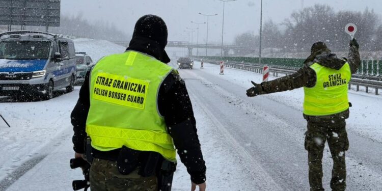 Tymczasowe kontrole graniczne trwają już pół roku