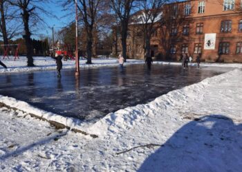 Bezpieczne lodowisko w Pieńsku dzięki druhom OSP