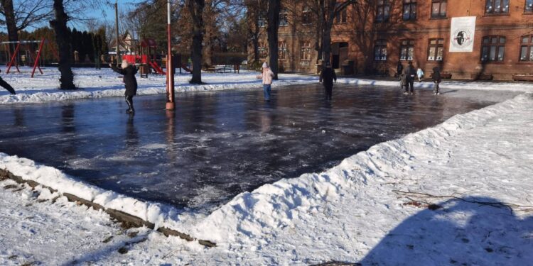 Bezpieczne lodowisko w Pieńsku dzięki druhom OSP
