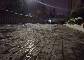 Trudne warunki na drogach i chodnikach. Zachowajmy ostrożność!