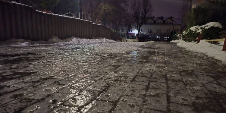 Trudne warunki na drogach i chodnikach. Zachowajmy ostrożność!