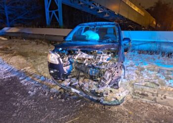 Nietrzeźwy kierowca zatrzymany dzięki automatycznemu zgłoszeniu swojego telefonu. Miał prawie 2 promile