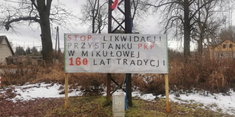 Wykluczenie komunikacyjne w Mikułowej. Pociąg przejeżdża, ale już się nie zatrzymuje