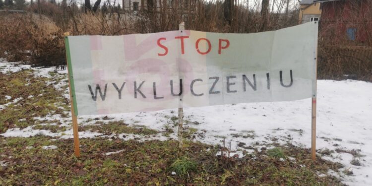 Wykluczenie komunikacyjne w Mikułowej. Pociąg przejeżdża, ale już się nie zatrzymuje