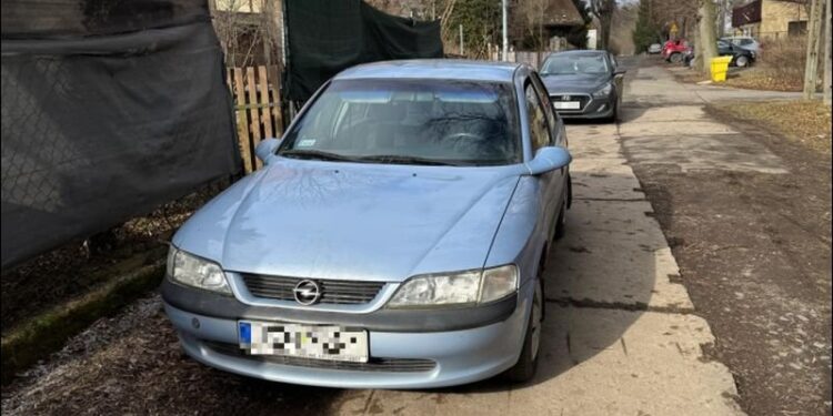 Okazja czyni złodzieja. Wystarczyła chwila, by 90-latek stracił samochód