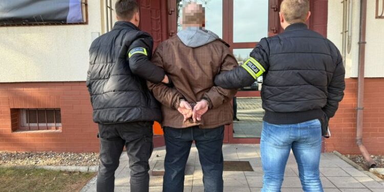 Poszukiwany 38-latek zatrzymany z narkotykami