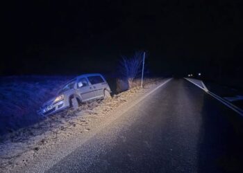 Pijany kierowca wyprzedzał, wpadł w poślizg i zakończył jazdę w rowie