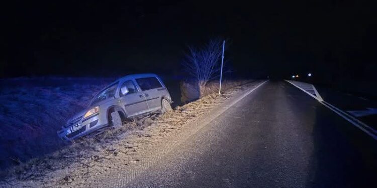 Pijany kierowca wyprzedzał, wpadł w poślizg i zakończył jazdę w rowie