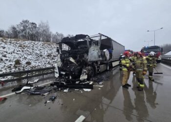 Utrudnienia na autostradzie w kierunku Niemiec. Zderzenie trzech pojazdów ciężarowych