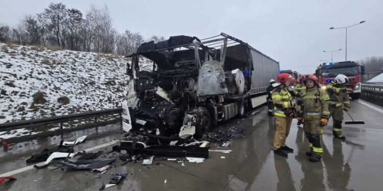Utrudnienia na autostradzie w kierunku Niemiec. Zderzenie trzech pojazdów ciężarowych