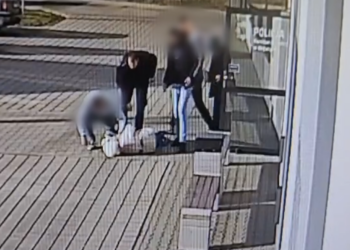 Czujność dyżurnego uratowała życie – dramatyczna interwencja przed komisariatem w Bogatyni