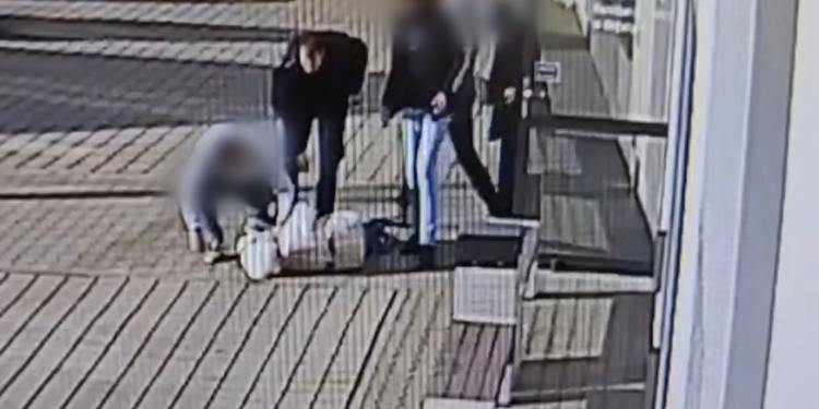 Czujność dyżurnego uratowała życie – dramatyczna interwencja przed komisariatem w Bogatyni