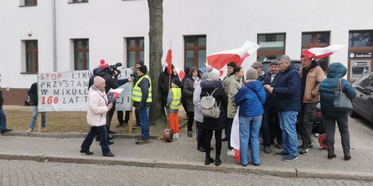 102 dni protestów. Problem Mikułowej na sesji powiatu. Mieszkańcy chcą zmian