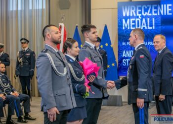 Zgorzelec: weszli do płonącego mieszkania, by ratować innych – policjanci wyróżnieni odznaką