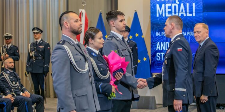 Zgorzelec: weszli do płonącego mieszkania, by ratować innych – policjanci wyróżnieni odznaką