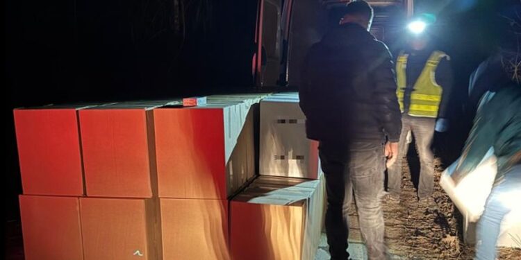Interwencja w zakładzie pracy w Bogatyni. 24-latek wpadł z ogromną ilością nielegalnych papierosów