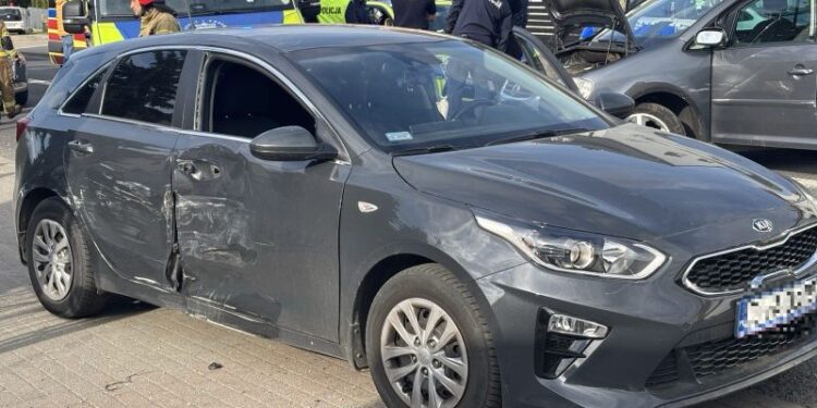 Nieoznakowany radiowóz, kolizja i czynny opór zatrzymanego – co wydarzyło się wczoraj na Łużyckiej w Zgorzelcu?