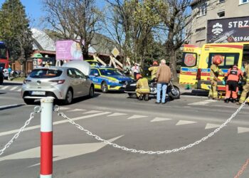 Zderzenie auta z motocyklem w Zgorzelcu – jedna osoba trafiła do szpitala