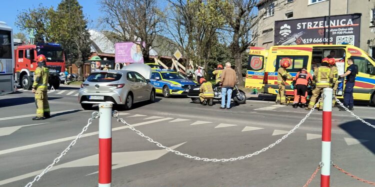 Zderzenie auta z motocyklem w Zgorzelcu – jedna osoba trafiła do szpitala