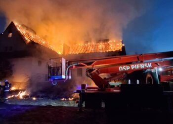 Ogromny pożar byłej strażnicy w Bielawie Dolnej