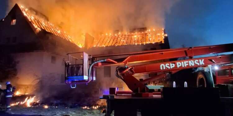 Ogromny pożar byłej strażnicy w Bielawie Dolnej