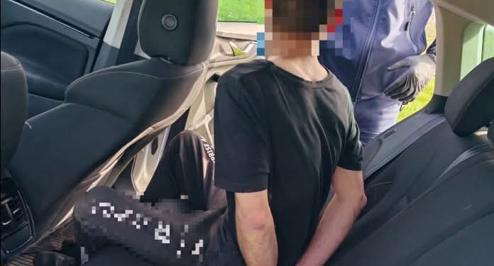 Policyjny pościg za Volvo. Kierowca uciekał autem, potem pieszo