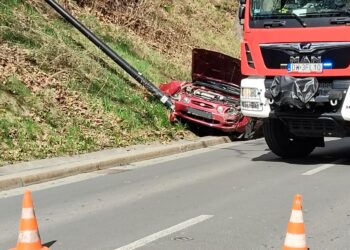 Kolizja na ul. Kościuszki w Zgorzelcu – auto uderzyło w latarnię