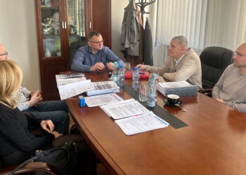 Modernizacja obiektów sportowych w Zawidowie – podpisano umowę z wykonawcą