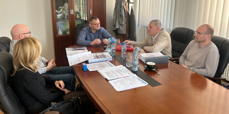 Modernizacja obiektów sportowych w Zawidowie – podpisano umowę z wykonawcą