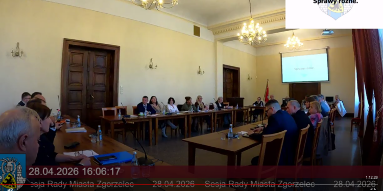 Zamieszanie po sesji rady miasta: Urwana transmisja, radna mówi o „wyciszaniu niewygodnych głosów” – miasto odpowiada