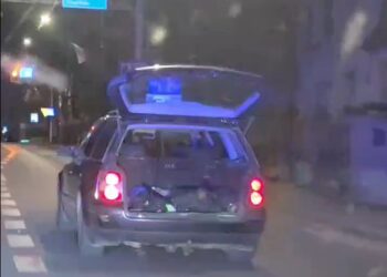 Pościg jak z filmu: bagażnik się otworzył, a z auta wypadały przedmioty