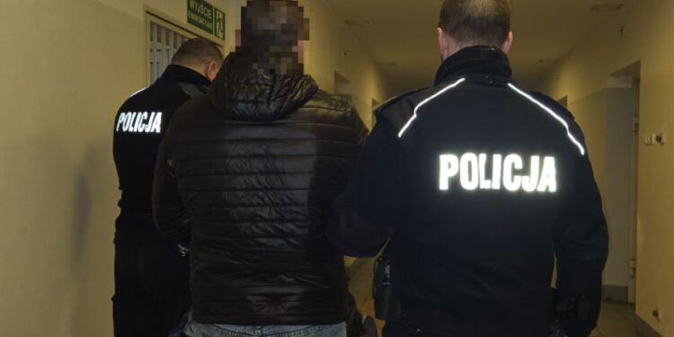 Dzielnicowi z Zawidowa zatrzymali 28-latka poszukiwanego Europejskim Nakazem Aresztowania