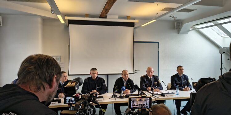 Konferencja prasowa w Görlitz po zawaleniu kamienicy. Do akcji dołączyły polskie służby ratunkowe