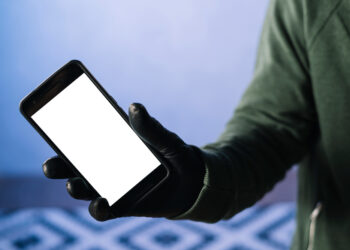 Nieuczciwy znalazca przywłaszczył telefon pozostawiony na stacji paliw. Policja przypomina – to przestępstwo!