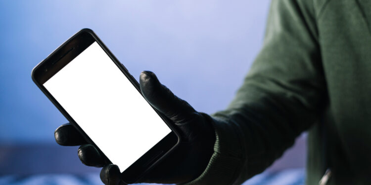 Nieuczciwy znalazca przywłaszczył telefon pozostawiony na stacji paliw. Policja przypomina – to przestępstwo!