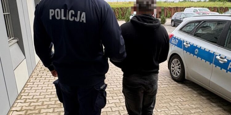 Kradzież paliwa, ucieczka, kolizja z radiowozem, brak uprawnień i alkohol – 14 zarzutów dla mieszkańca powiatu zgorzeleckiego