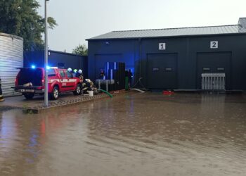 Burzowy bilans weekendu: 64 interwencje straży i wiele szkód – powalone drzewa, uszkodzone dachy i podtopienia