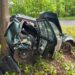 Groźny wypadek na DW296 między Węglińcem a Czerwoną Wodą. Volkswagen uderzył w drzewo, kierowca trafił do szpitala