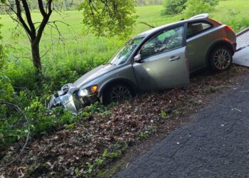 Nie zatrzymał się do kontroli, uciekał przez las i wpadł do rowu. 23-latek odpowie za szereg przestępstw