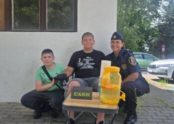 Lemoniadowa interwencja w Bogatyni. Mieszkaniec zgłosił „nielegalną” sprzedaż. Strażnicy wykupili cały zapas