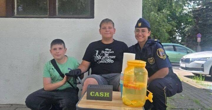 Lemoniadowa interwencja w Bogatyni. Mieszkaniec zgłosił „nielegalną” sprzedaż. Strażnicy wykupili cały zapas