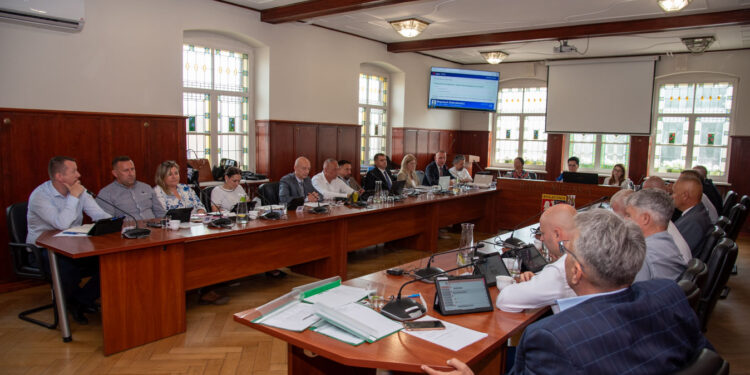 Bogatynia: Absolutorium dla burmistrza za wykonanie budżetu za 2025 rok. Sprawdź, jak zagłosowali radni