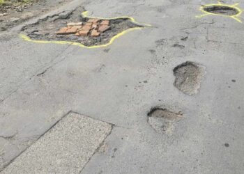 Mieszkańcy sami oznaczają dziury farbą. Dziury i zarośnięte pobocza na drodze Studniska Dolne – Sulików
