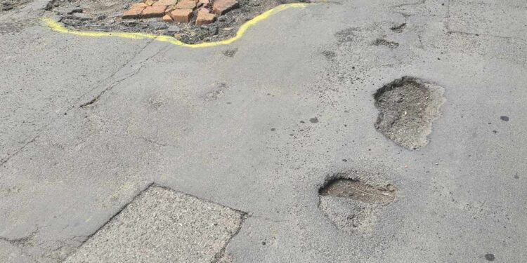 Mieszkańcy sami oznaczają dziury farbą. Dziury i zarośnięte pobocza na drodze Studniska Dolne – Sulików