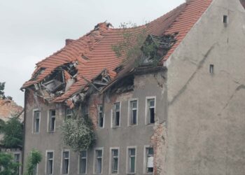 Niebezpieczna kamienica przy Wrocławskiej 4. Miasto tłumaczy, dlaczego problem trwa od lat