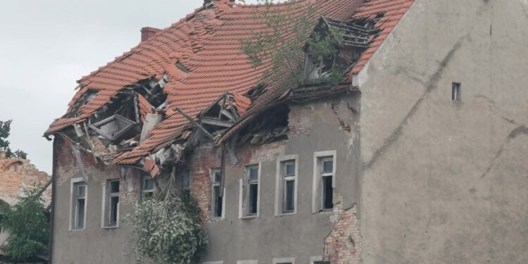 Niebezpieczna kamienica przy Wrocławskiej 4. Miasto tłumaczy, dlaczego problem trwa od lat