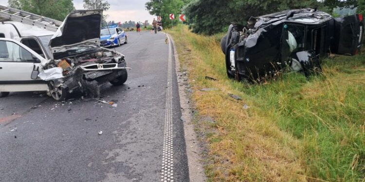 Czołowe zderzenie na drodze w Dłużynie. Kierowca BMW stracił panowanie nad pojazdem
